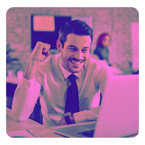 gestor sorridente extraindo relatórios com software para contratos